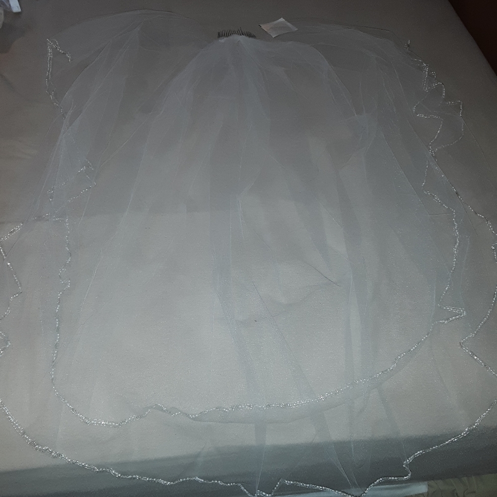 David's Bridal A line crystal embelished wedding gown - Picture 6 of 8